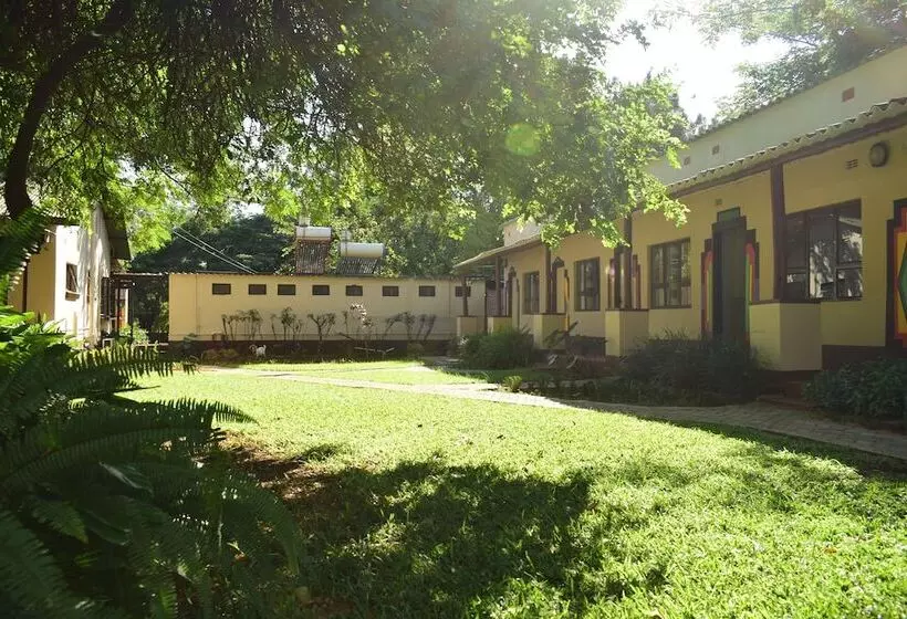 مسافرخانه Shoestrings Backpackers Lodge Vic Falls