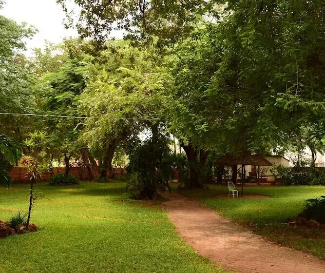 مسافرخانه Shoestrings Backpackers Lodge Vic Falls