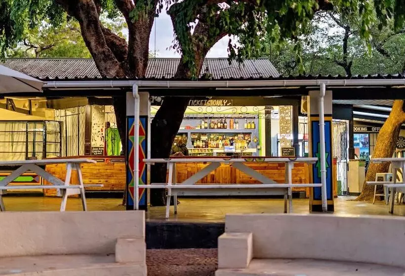 مسافرخانه Shoestrings Backpackers Lodge Vic Falls