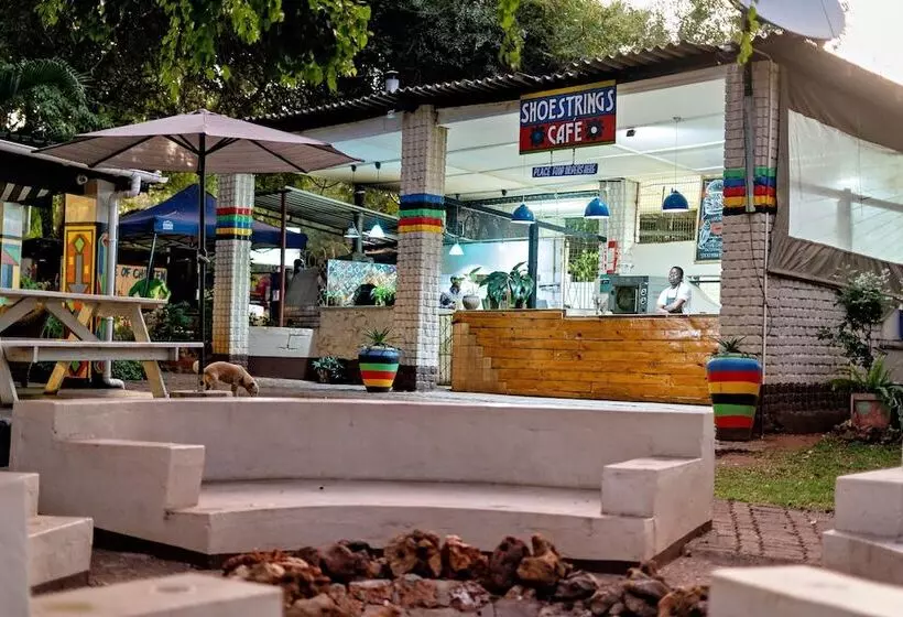 مسافرخانه Shoestrings Backpackers Lodge Vic Falls