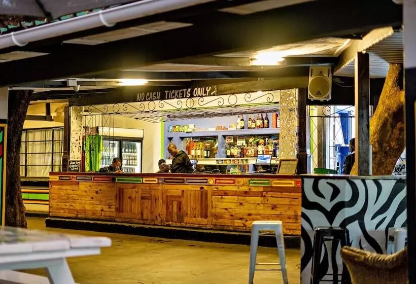 مسافرخانه Shoestrings Backpackers Lodge Vic Falls