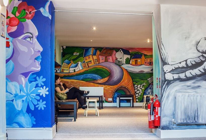 בית מלון כפרי Four Courts Hostel