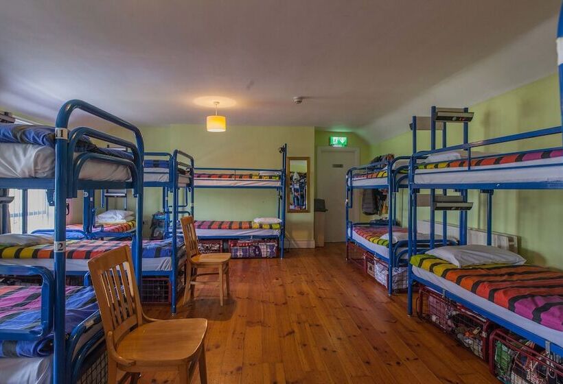 בית מלון כפרי Four Courts Hostel