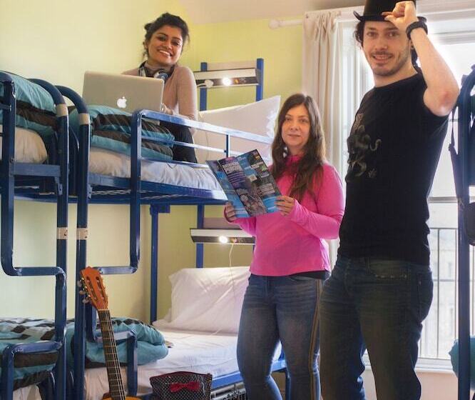 בית מלון כפרי Four Courts Hostel