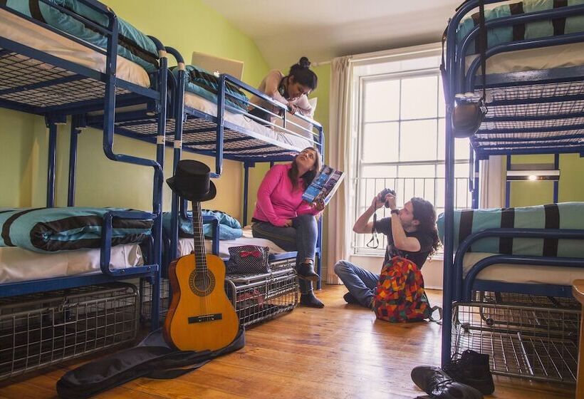 בית מלון כפרי Four Courts Hostel