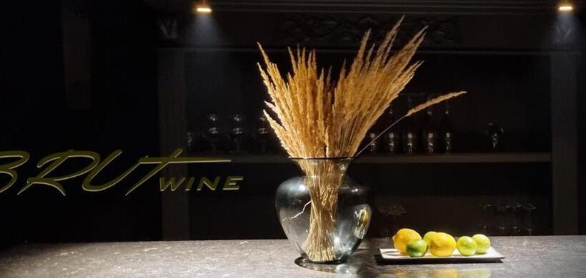 هتل Brut Wine