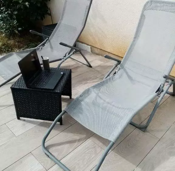 Majatalo Studiocaroline44, 2 Studios Entre La Ville Et La Mer, Parking, Cuisine, Moins De 15min De L Aéroport