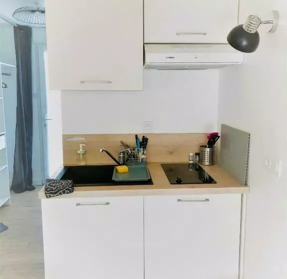 Majatalo Studiocaroline44, 2 Studios Entre La Ville Et La Mer, Parking, Cuisine, Moins De 15min De L Aéroport