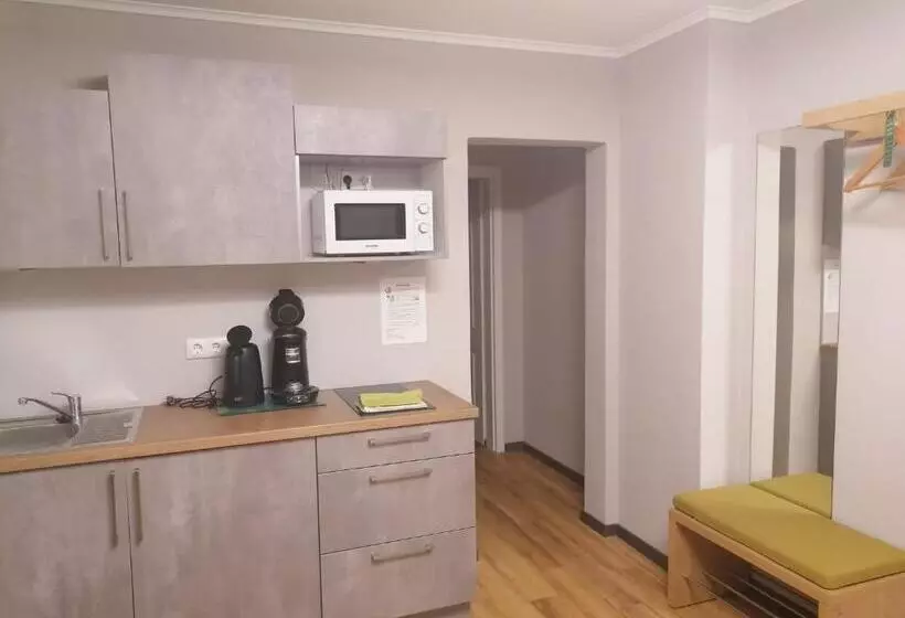 Motel Q  Das Kleine Stadt