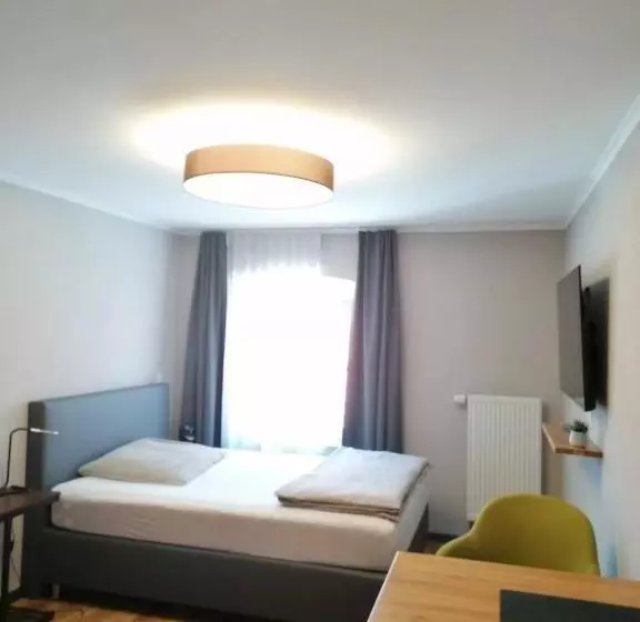 Motel Q  Das Kleine Stadt