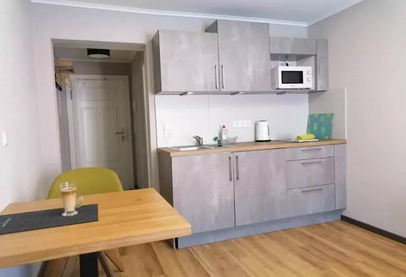 Motel Q  Das Kleine Stadt