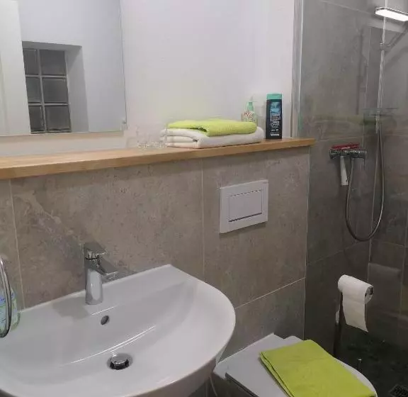 Motel Q  Das Kleine Stadt