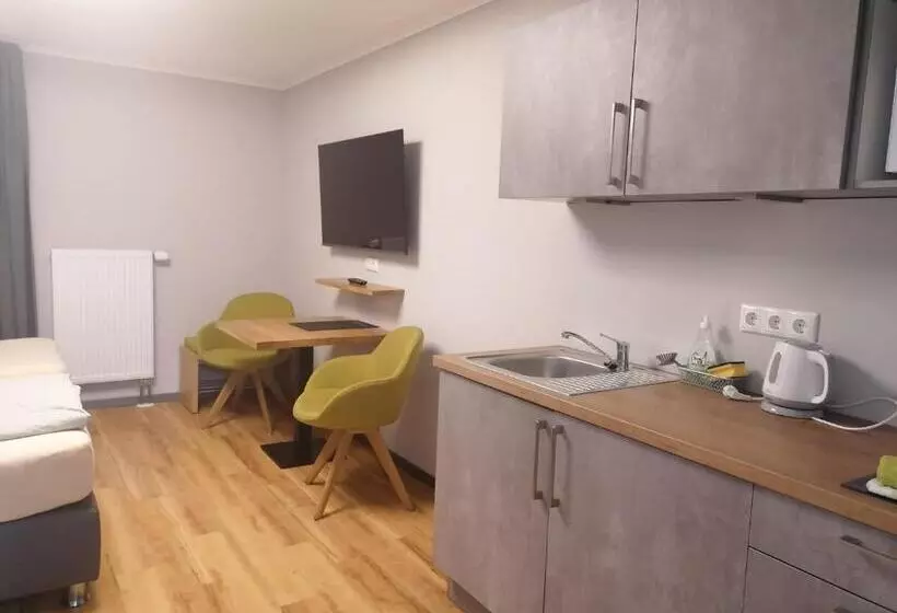 Motel Q  Das Kleine Stadt