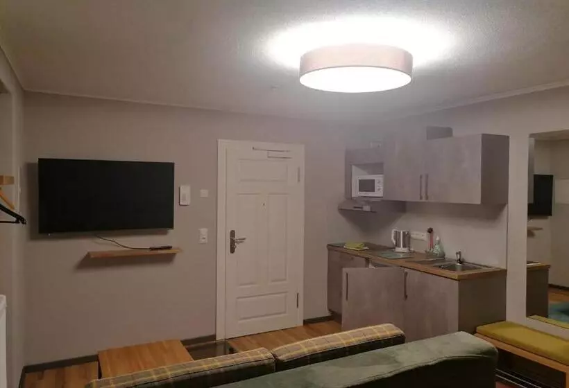 Motel Q  Das Kleine Stadt