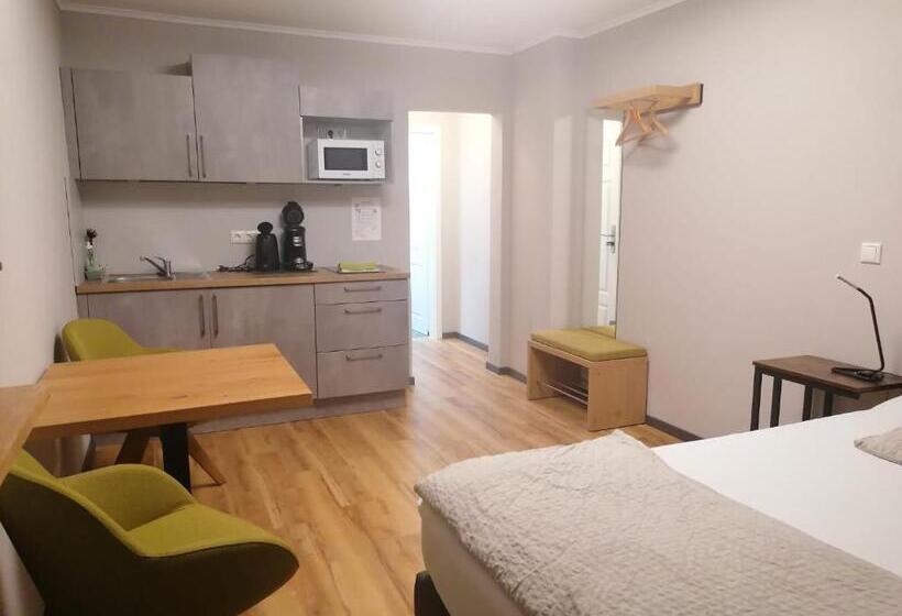 Motel Q Das Kleine Stadt