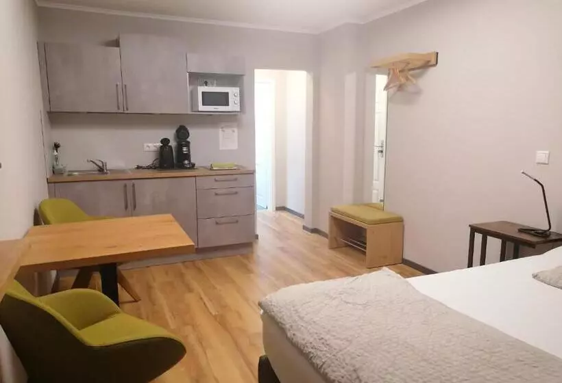 Motel Q  Das Kleine Stadt