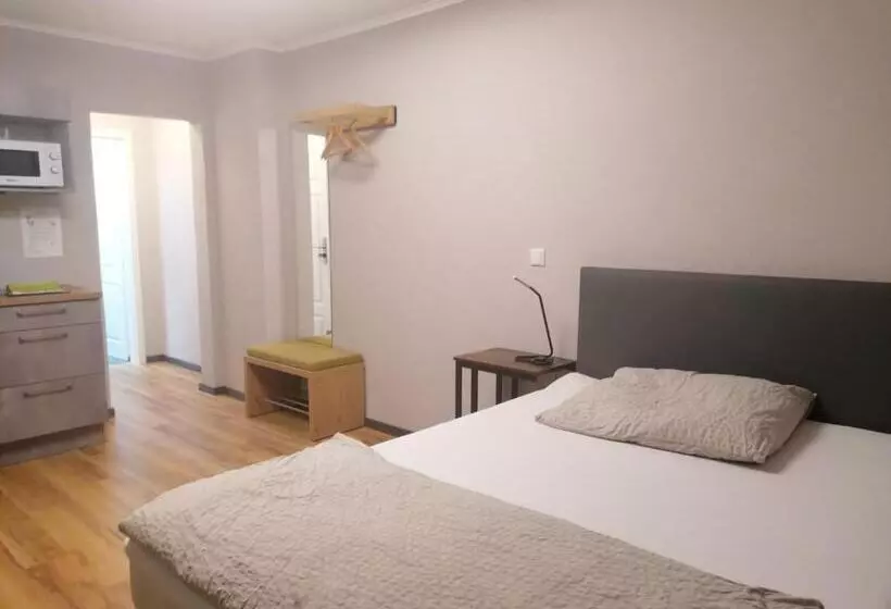 Motel Q  Das Kleine Stadt