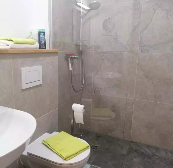 Motel Q  Das Kleine Stadt