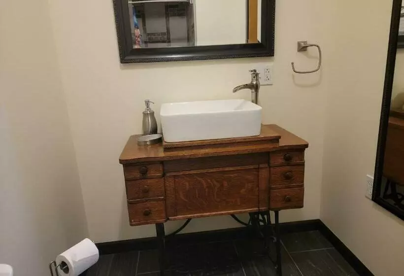 تختخواب و صبحانه The Colburn Schoolhouse   Geography Suite