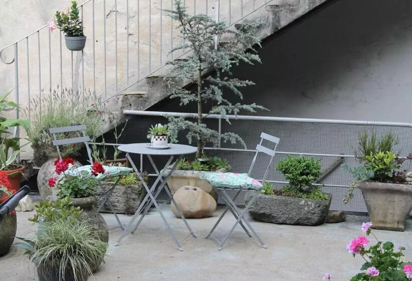 Aamiaismajoitus (B&B) Chambre Bounty Cuisine Privée, Lit Queen Size, Terrasse, Garage