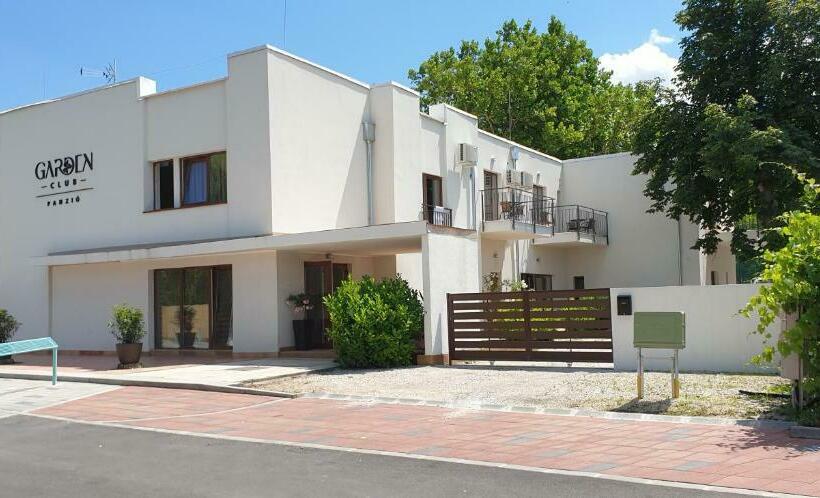 住宿加早餐  Garden Club Panzió