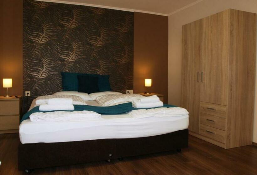 住宿加早餐  Garden Club Panzió