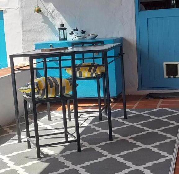 膳宿费 Foot Loose & Fancy Free