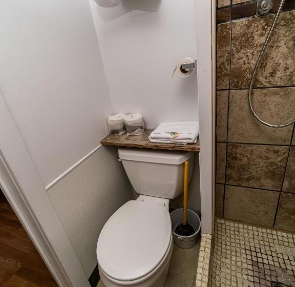 מלון כמוסות Oceanside Ocean Front Cabins