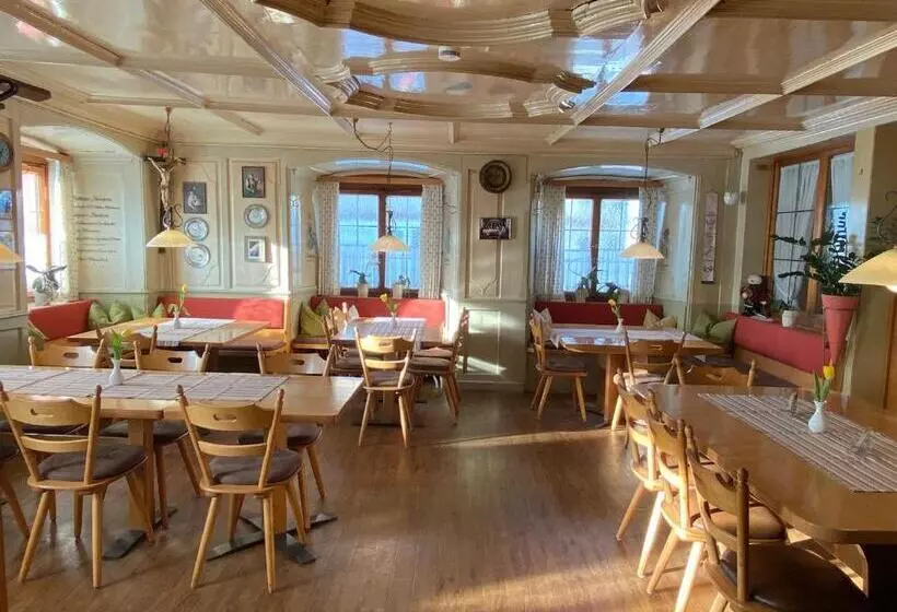 Aamiaismajoitus (B&B) Gasthof   Pension   Adler