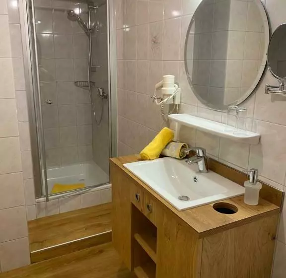 Aamiaismajoitus (B&B) Gasthof   Pension   Adler