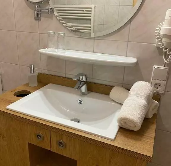 Aamiaismajoitus (B&B) Gasthof   Pension   Adler