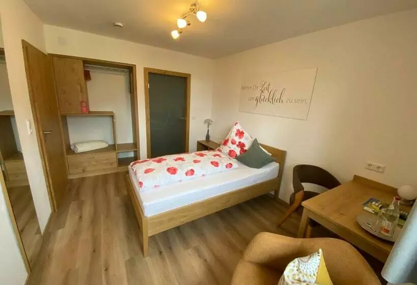 Aamiaismajoitus (B&B) Gasthof   Pension   Adler