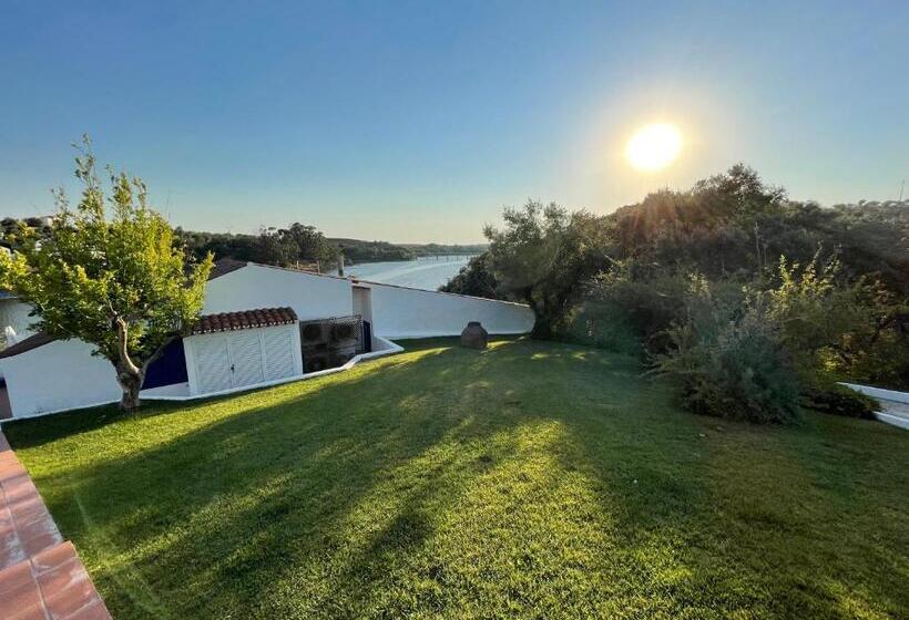 تختخواب و صبحانه Montes De Charme