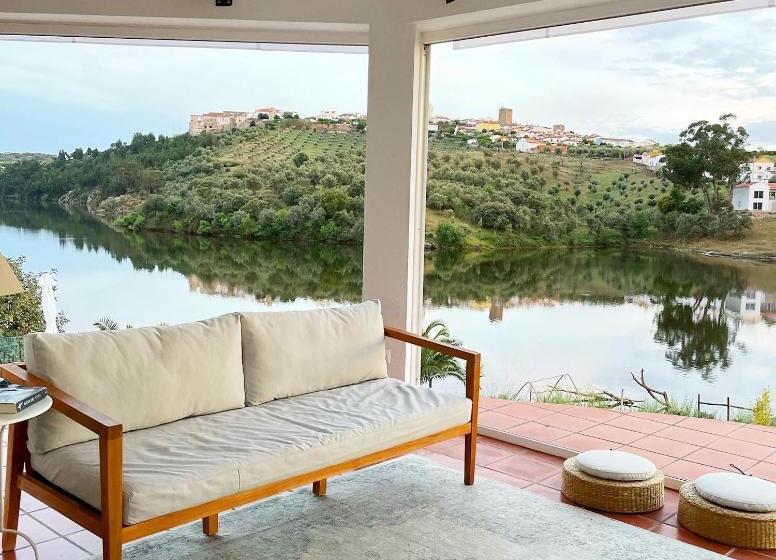 تختخواب و صبحانه Montes De Charme