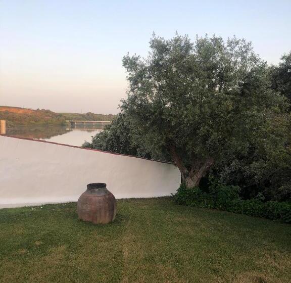 تختخواب و صبحانه Montes De Charme