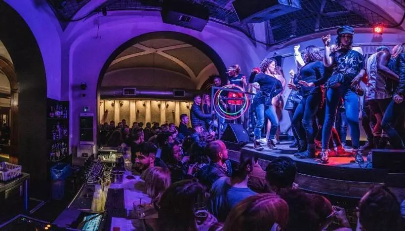 مسافرخانه Yellowsquare Rome