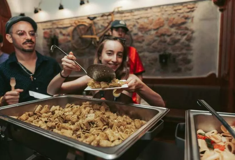 مسافرخانه Yellowsquare Rome