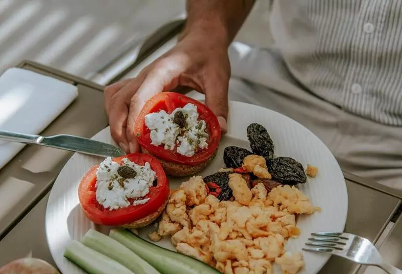 Отель Aris Boutique