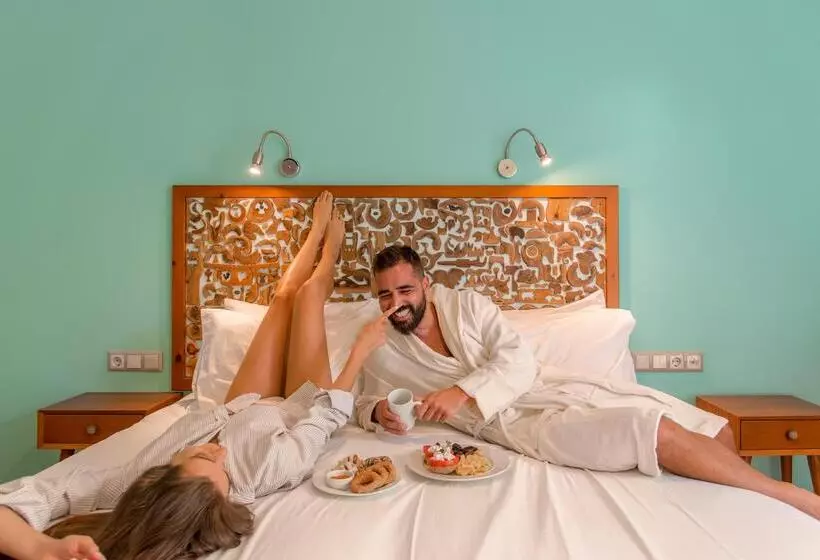 Отель Aris Boutique