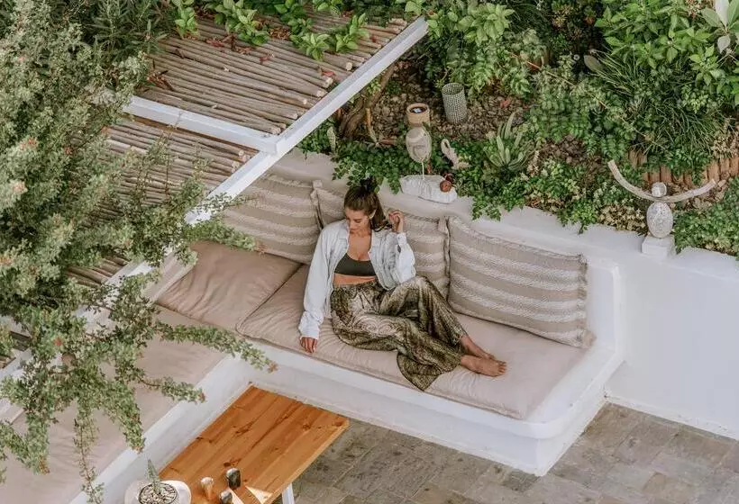 Отель Aris Boutique