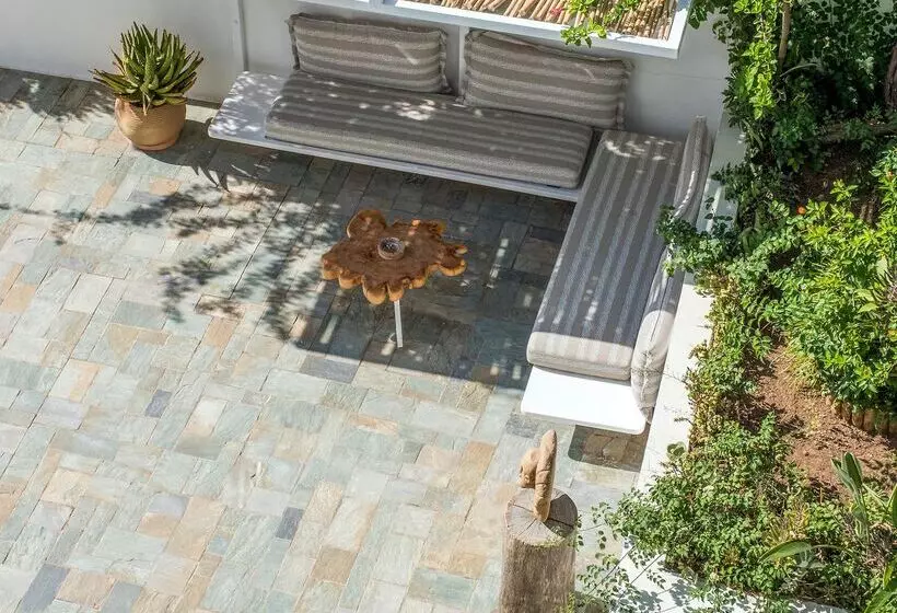 Отель Aris Boutique