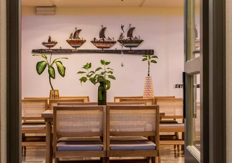 Отель Aris Boutique