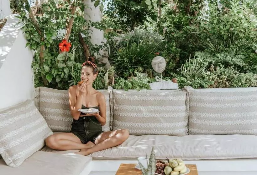 Отель Aris Boutique