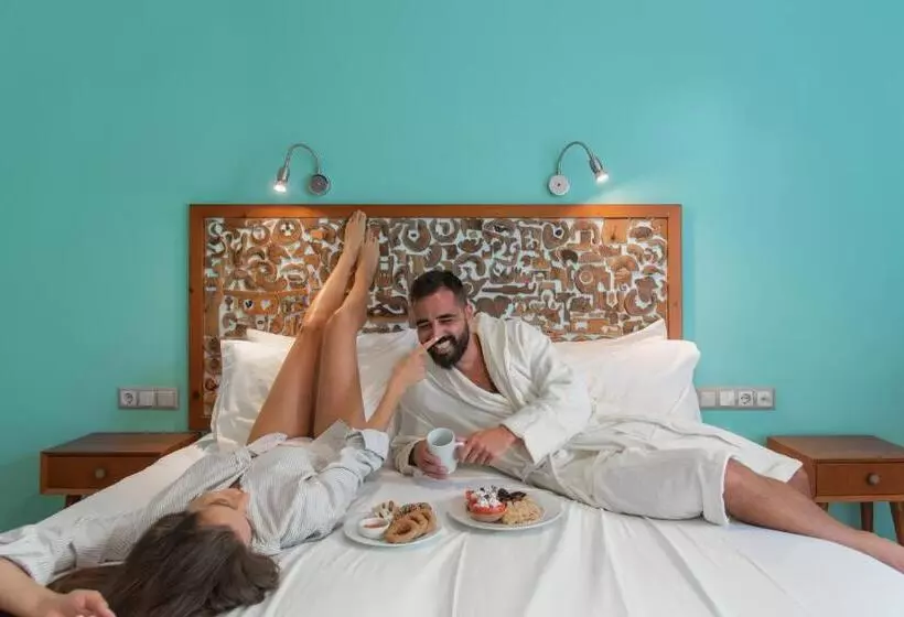 Отель Aris Boutique