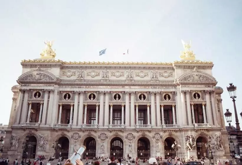 Le Village Montmartre By Hiphophostels