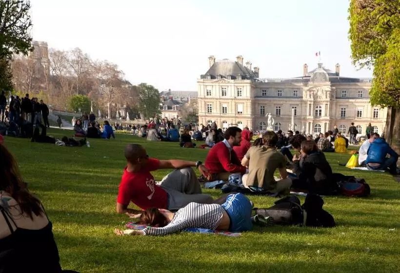 Oops! Latin Quarter By Hiphophostels