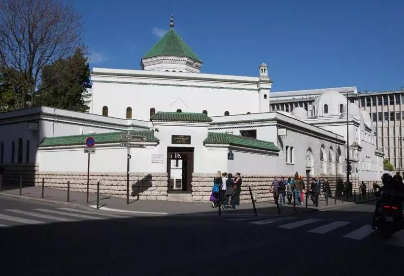 Oops! Latin Quarter By Hiphophostels