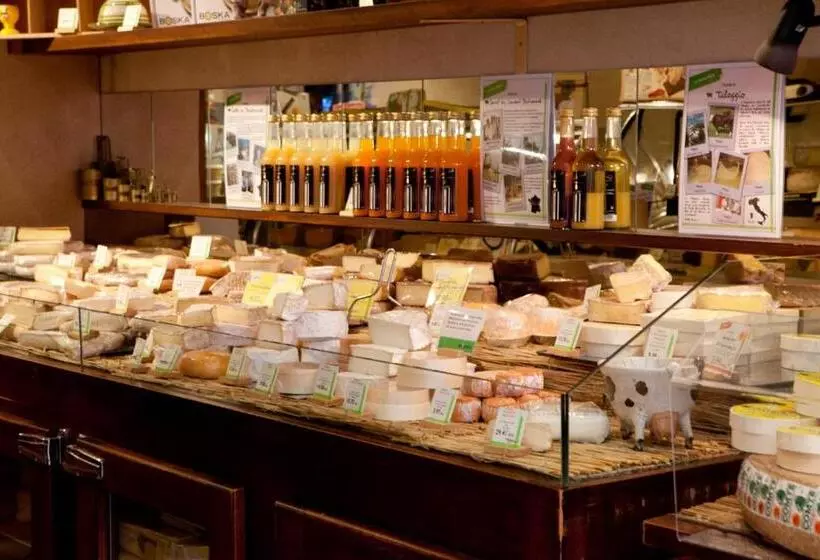 Oops! Latin Quarter By Hiphophostels