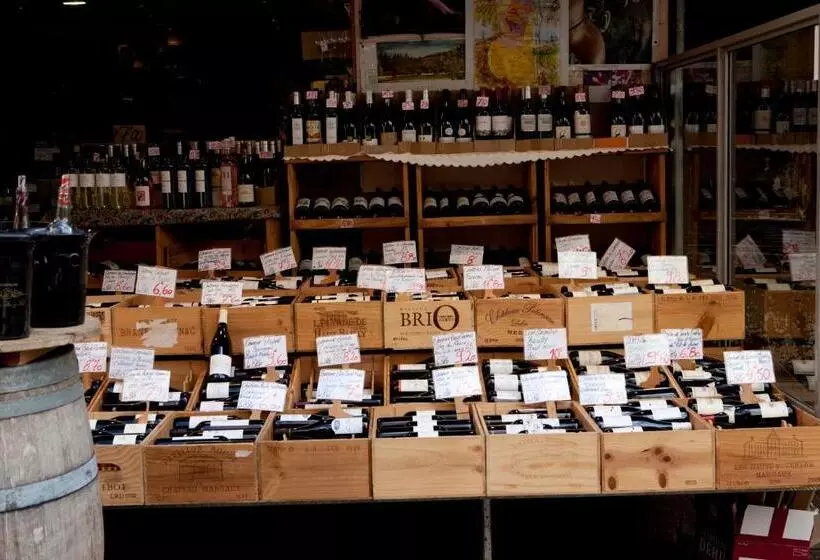 Oops! Latin Quarter By Hiphophostels