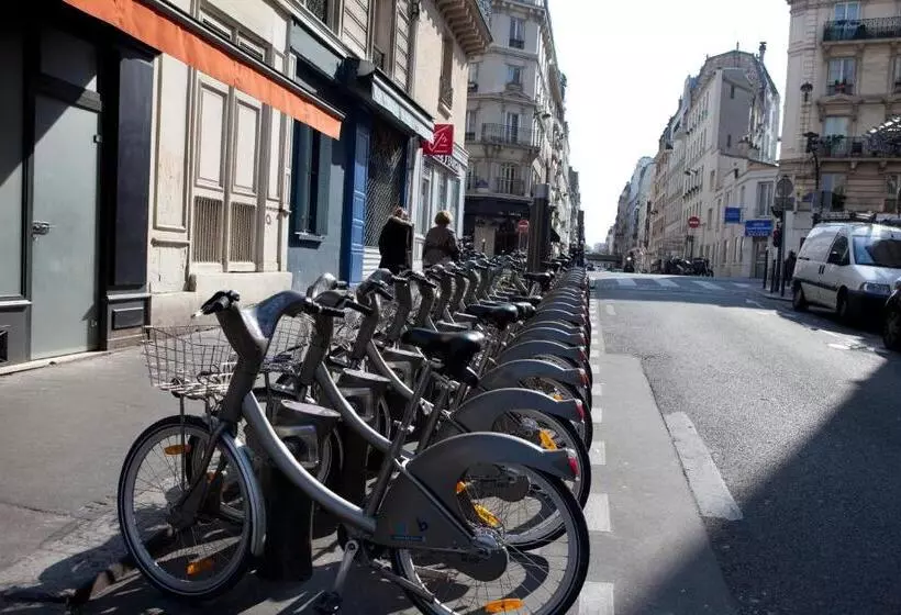 Oops! Latin Quarter By Hiphophostels